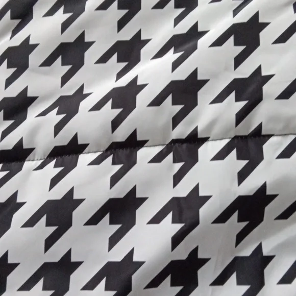 EUC! SHEIN Blackand white puffer vest - Picture 2 of 8